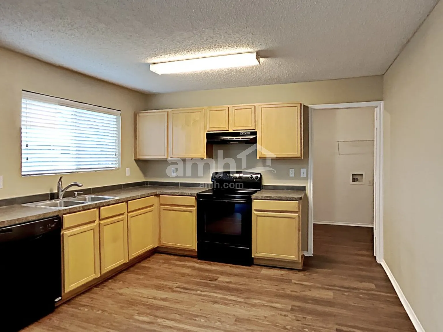 3 bed, 2.5 bath, 2260 sqft, $2,390 — Photo 3