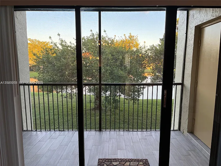 436 Lakeview Dr #203 — Photo 4