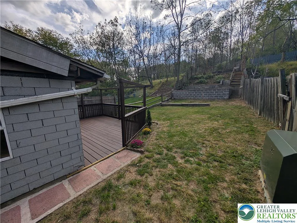 3 bed, 2.0 bath, 1296 sqft, $1,895 — Photo 2