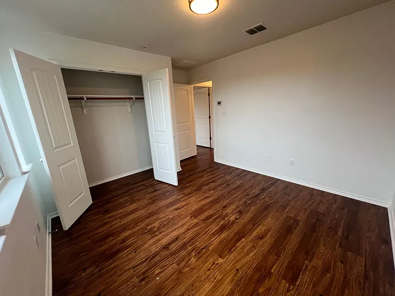 1101 Salem Park Ct — Photo 4