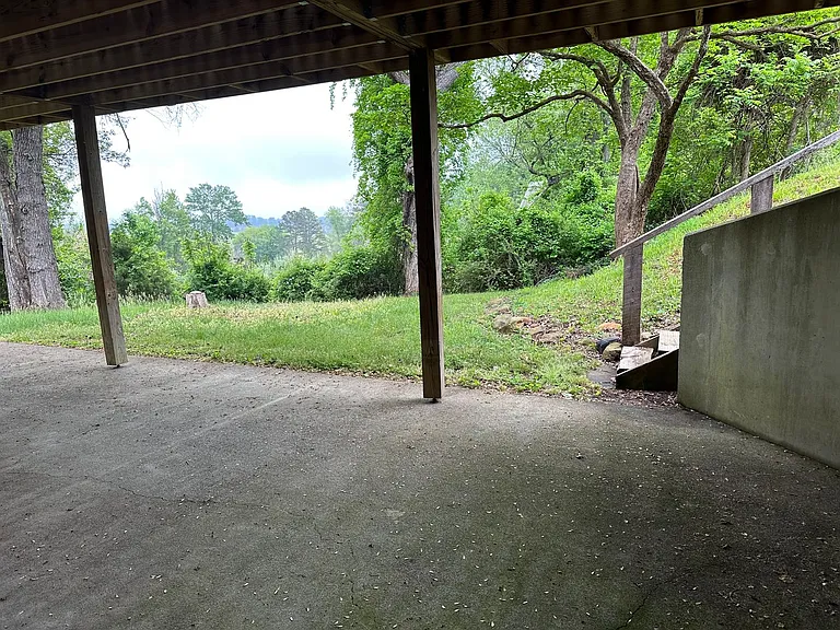 1127 Round Hill Dr — Photo 4