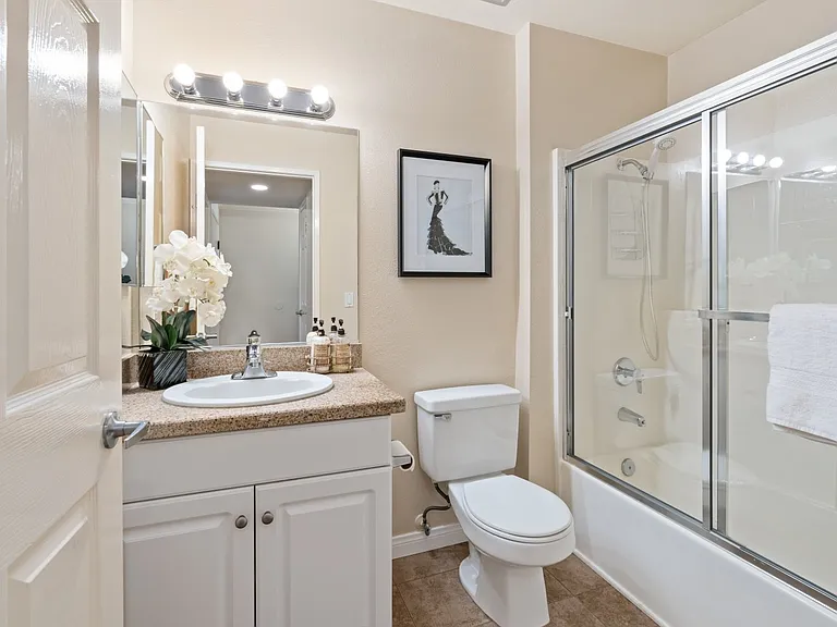 5500 Owensmouth Ave #331 — Photo 5