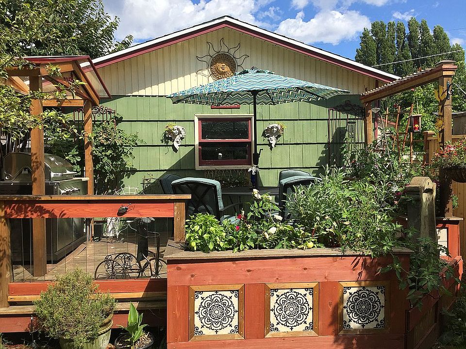 Backyard deck and BBQ area