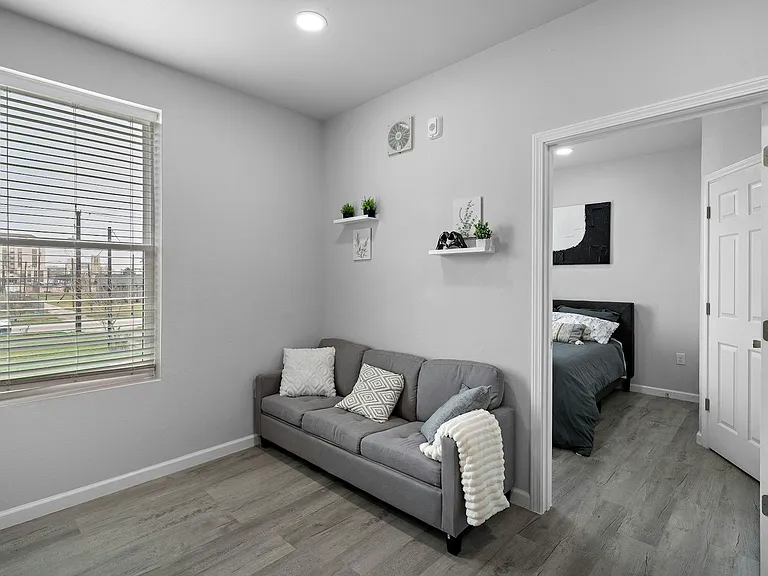 2813 Church St #F — Photo 8