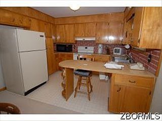 5th image of 1060 Lakeview Dr