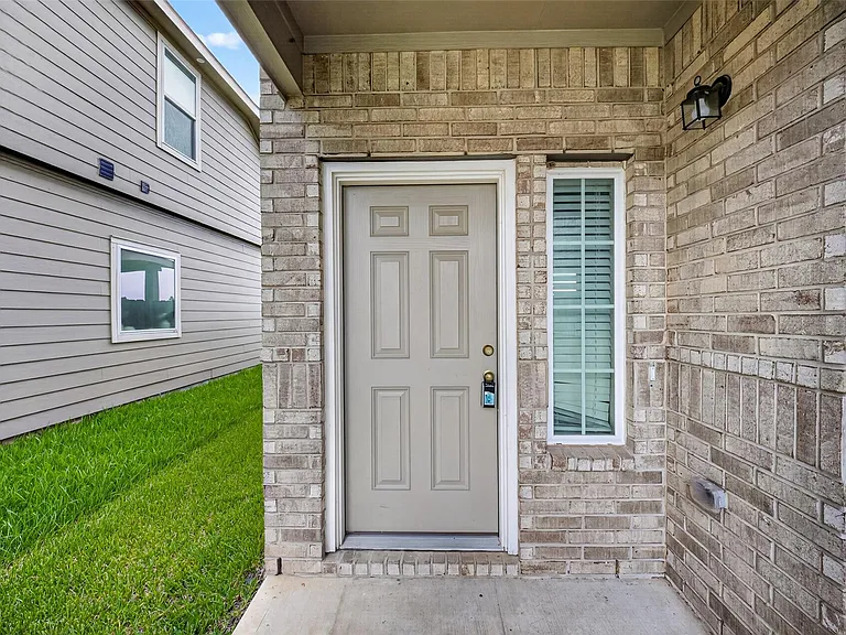 4818 Blue Jacaranda Way — Photo 3