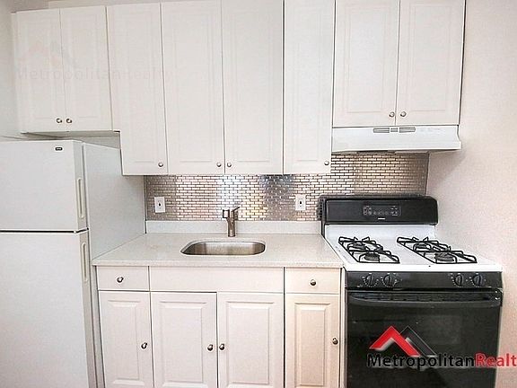 5th image of 529 5th St APT 1R