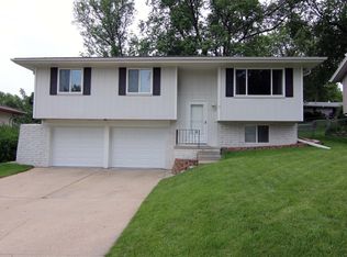 13917 Y Cir, Omaha, NE 68137