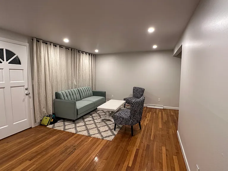 Circular Ave — Photo 1