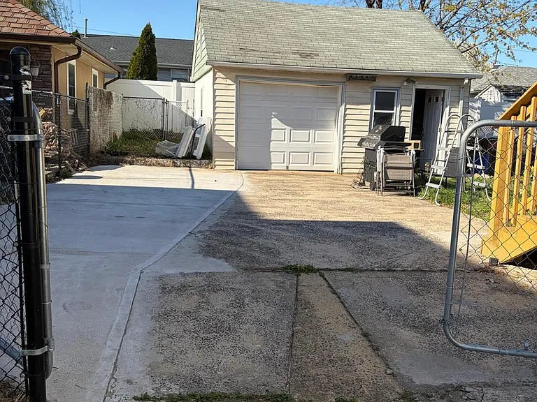 138 Luther Ave — Photo 2
