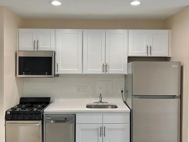 Park East Apartments — Photo 33