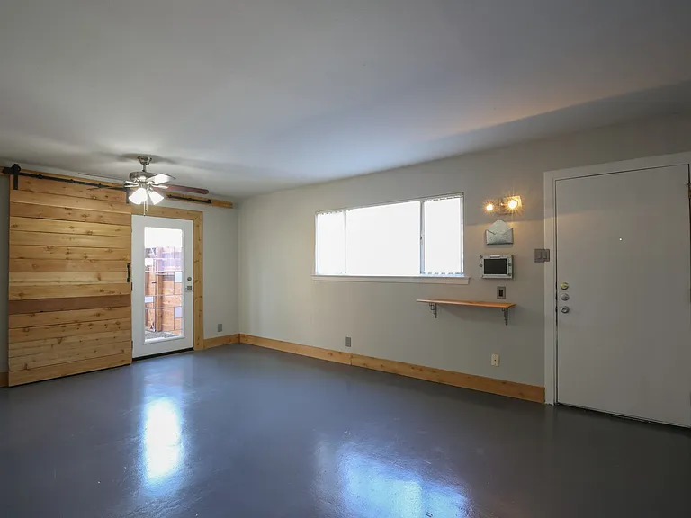 804 N Locust St — Photo 2