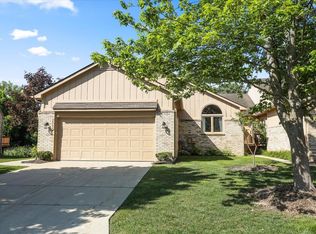 35595 Lone Pine Ln, Farmington, MI 48335