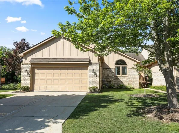 35595 Lone Pine Ln, Farmington, MI 48335