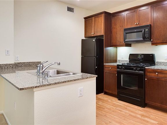 2nd image of 620 W Hyde Park Blvd