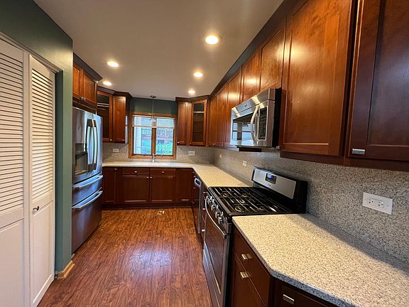 3rd image of 521 Redwood Ln
