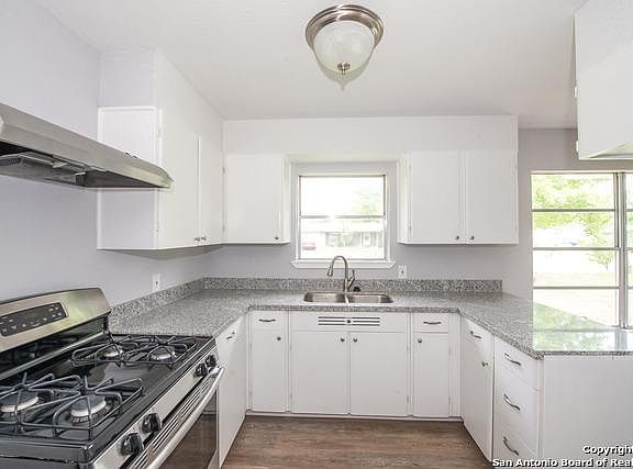 3rd image of 726 Karen Ln