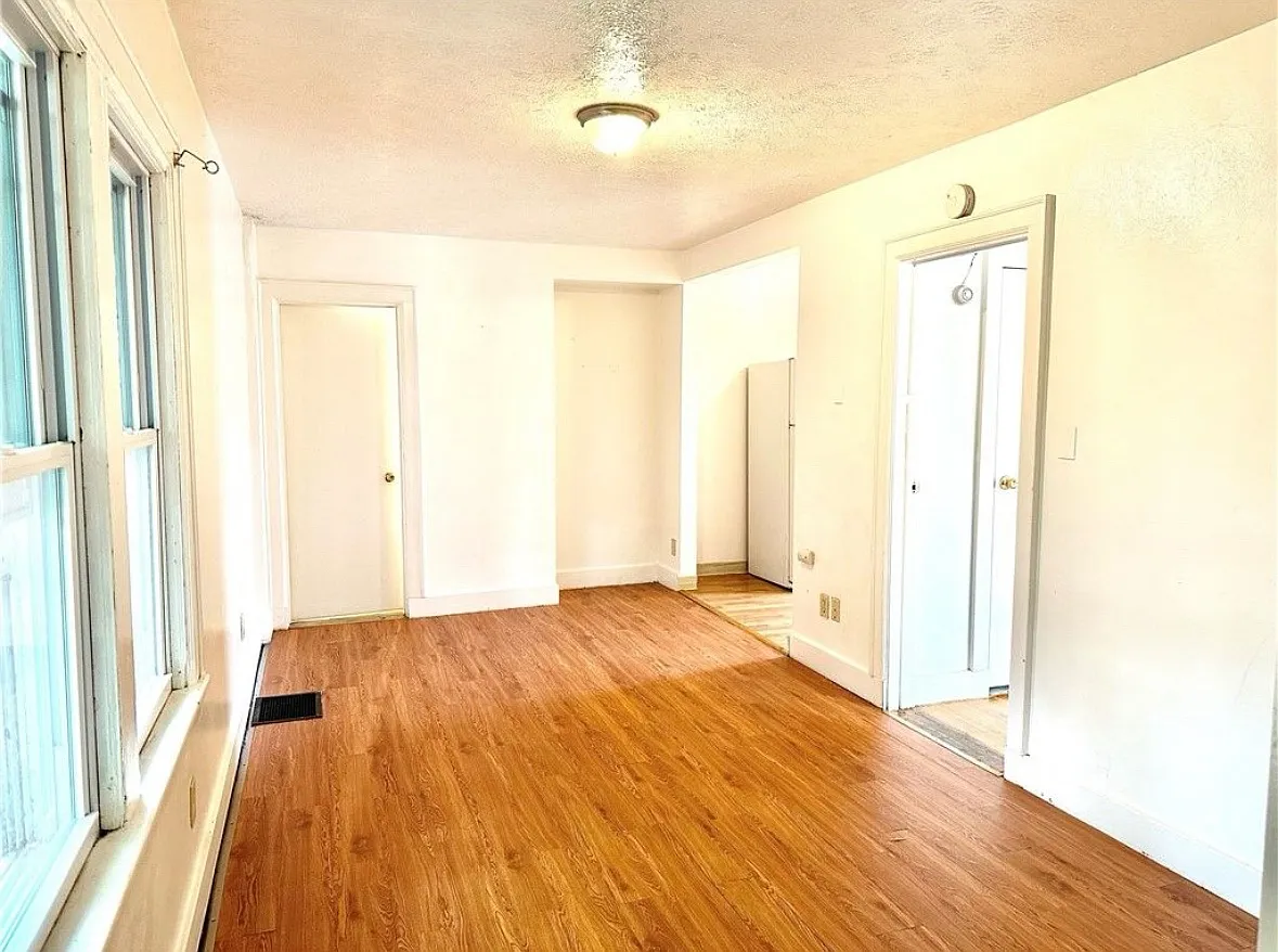 1 bed, $1,000 — Photo 2
