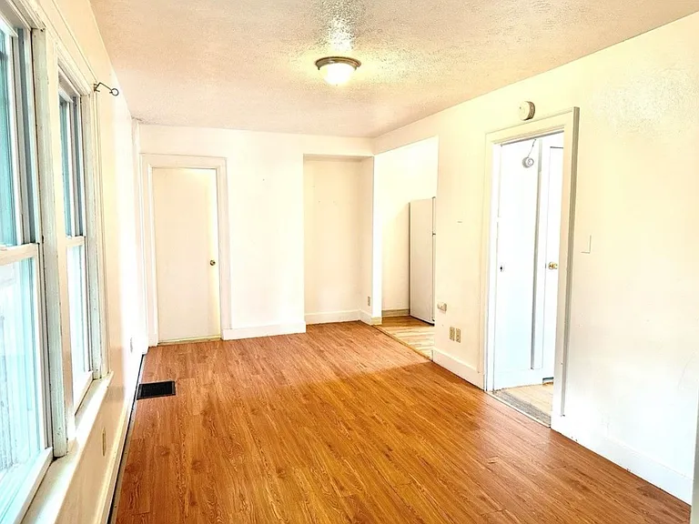 61 Jones Ave #4 — Photo 2