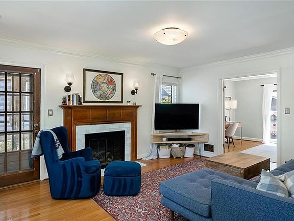 3rd image of 211 E 72nd St