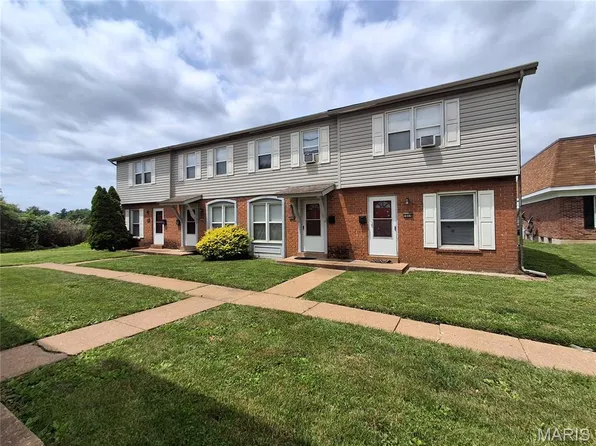 1017 Parkcrest Dr, Saint Charles, MO 63301