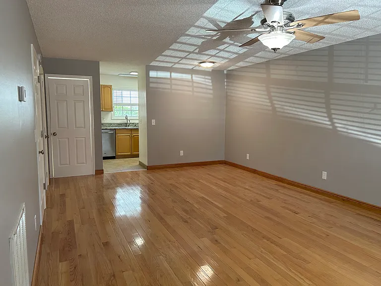 305 Walnut St — Photo 2