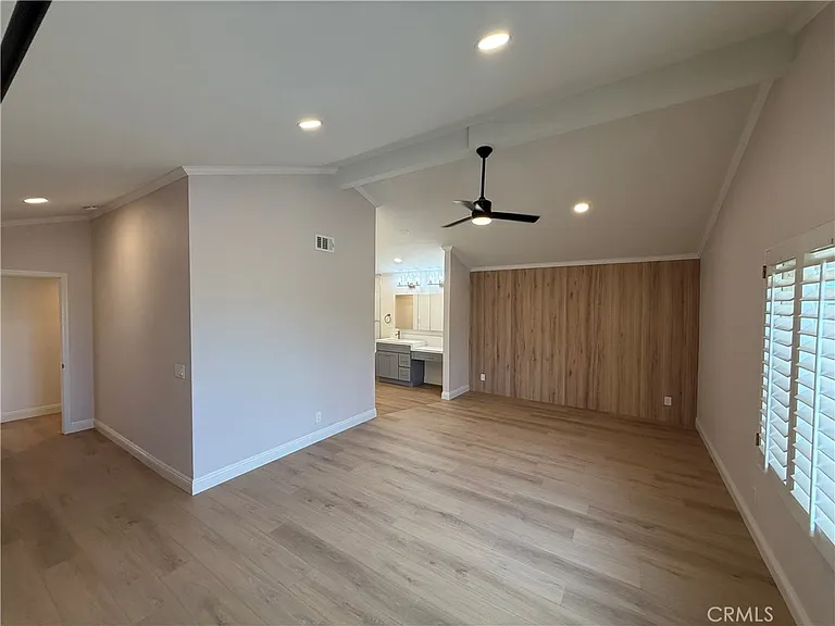 5621 Kenwood Ave — Photo 2