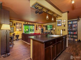 18 Steeplechase Ct, Somerset, NJ 08873