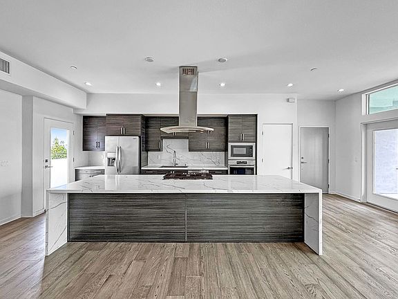 3rd image of 3047 N Park Way N Unit 302