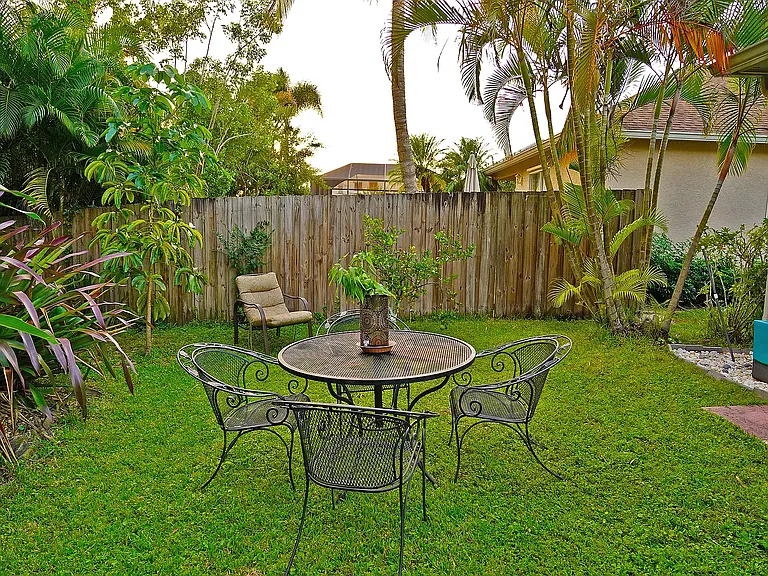 2524 Lee St — Photo 16