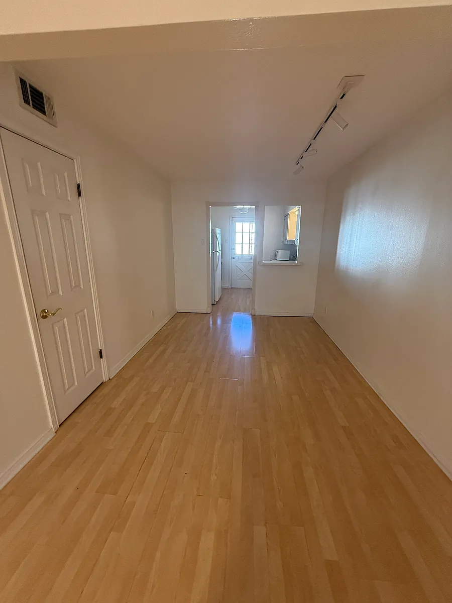 Dining area - 4211 Newton Ave #209