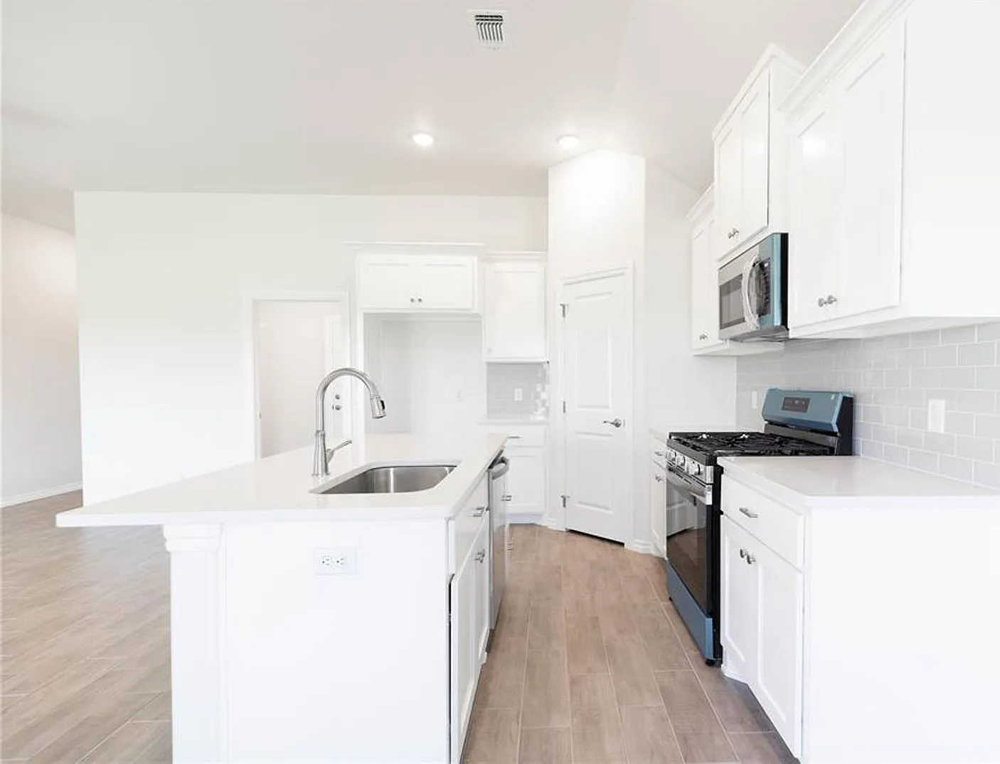 Brand New 3 Bedroom 2 Bath Home in Mustang Schools — Photo 4