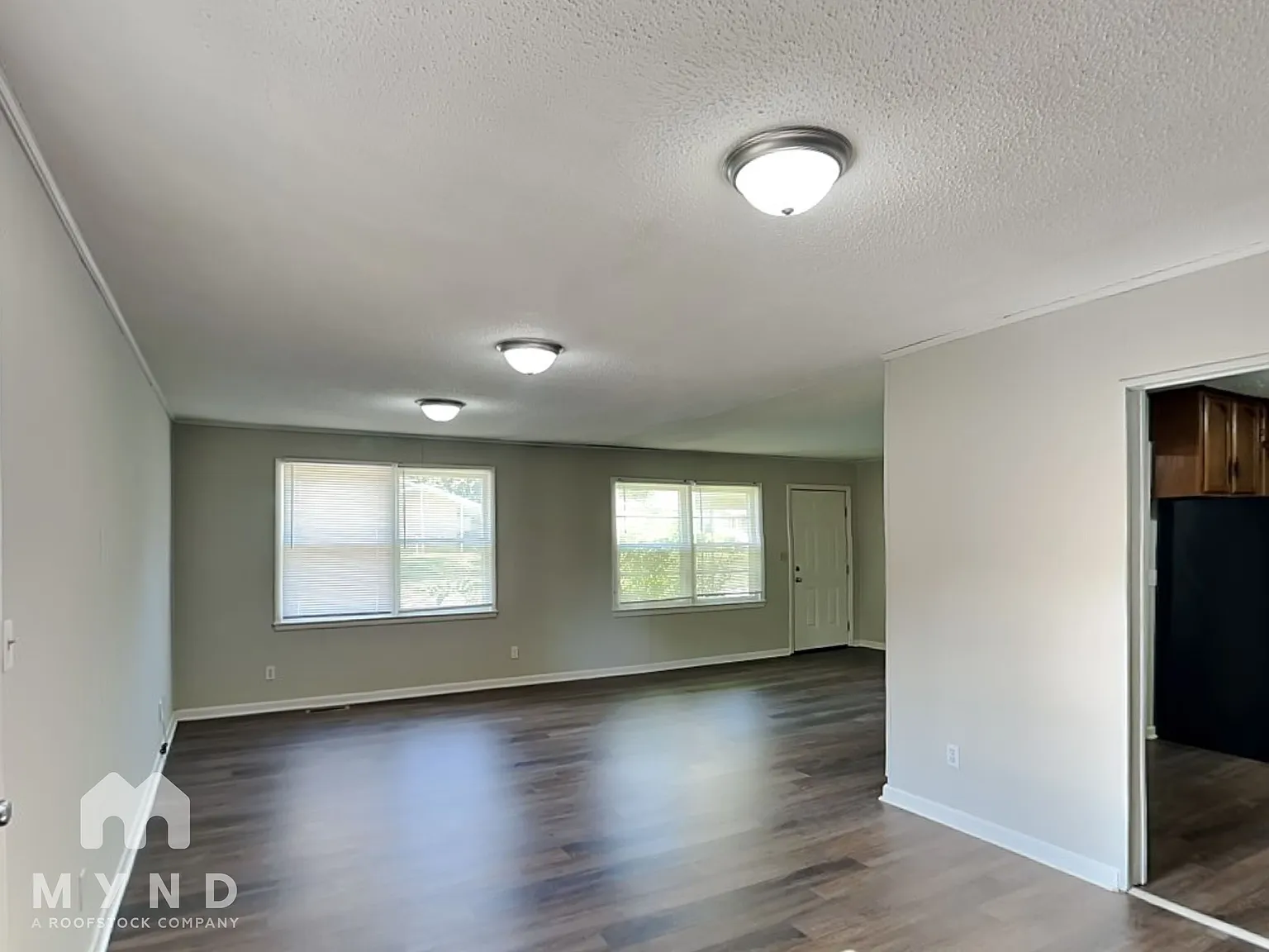 3 bed, 1.5 bath, 1300 sqft, $1,570 — Photo 2