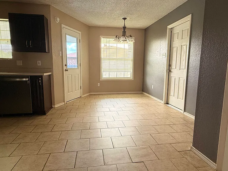 303 Carly Dr — Photo 6