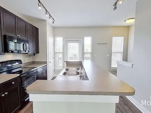3 bed, 1380 sqft, $1,060 — Photo 2