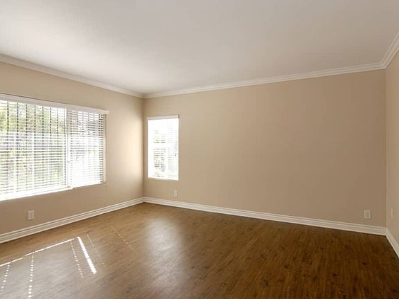 3rd image of 2061 Oriole St