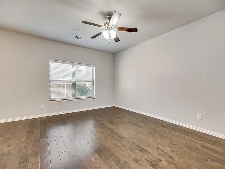 916 Brookville Ct — Photo 12