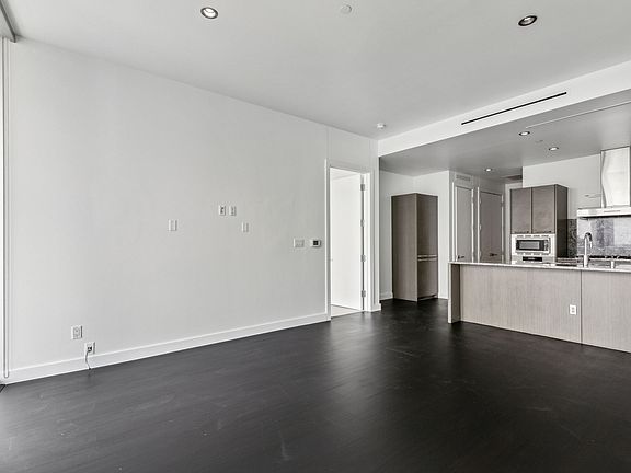 4th image of 2900 McKinnon St APT 1807