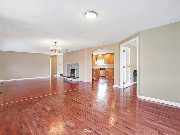 4th image of 4002 Elwood Dr W