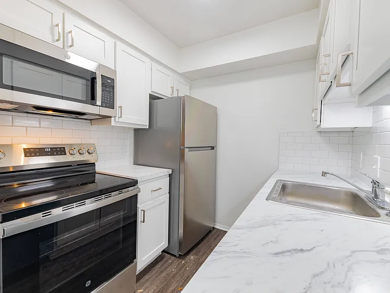 Knollwood Village Apartments — Photo 27
