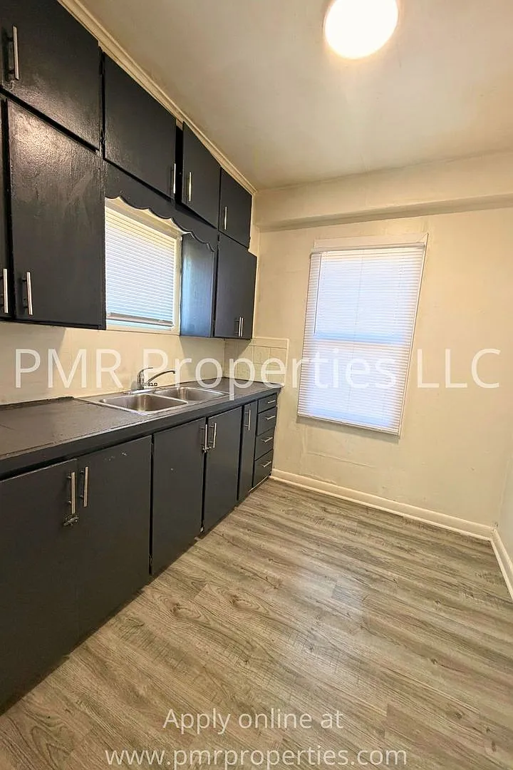 828 Ave B — Photo 2