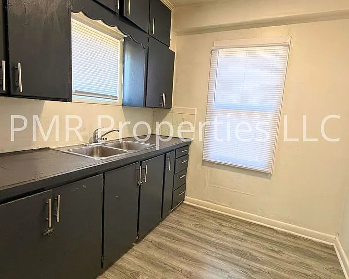 828 Avenue B — Photo 2