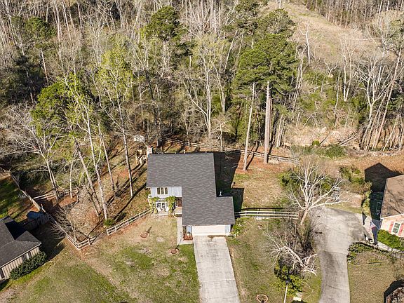 3rd image of 606 Ridge Way