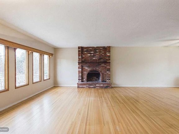 3rd image of 5 Chisholm Cres NW