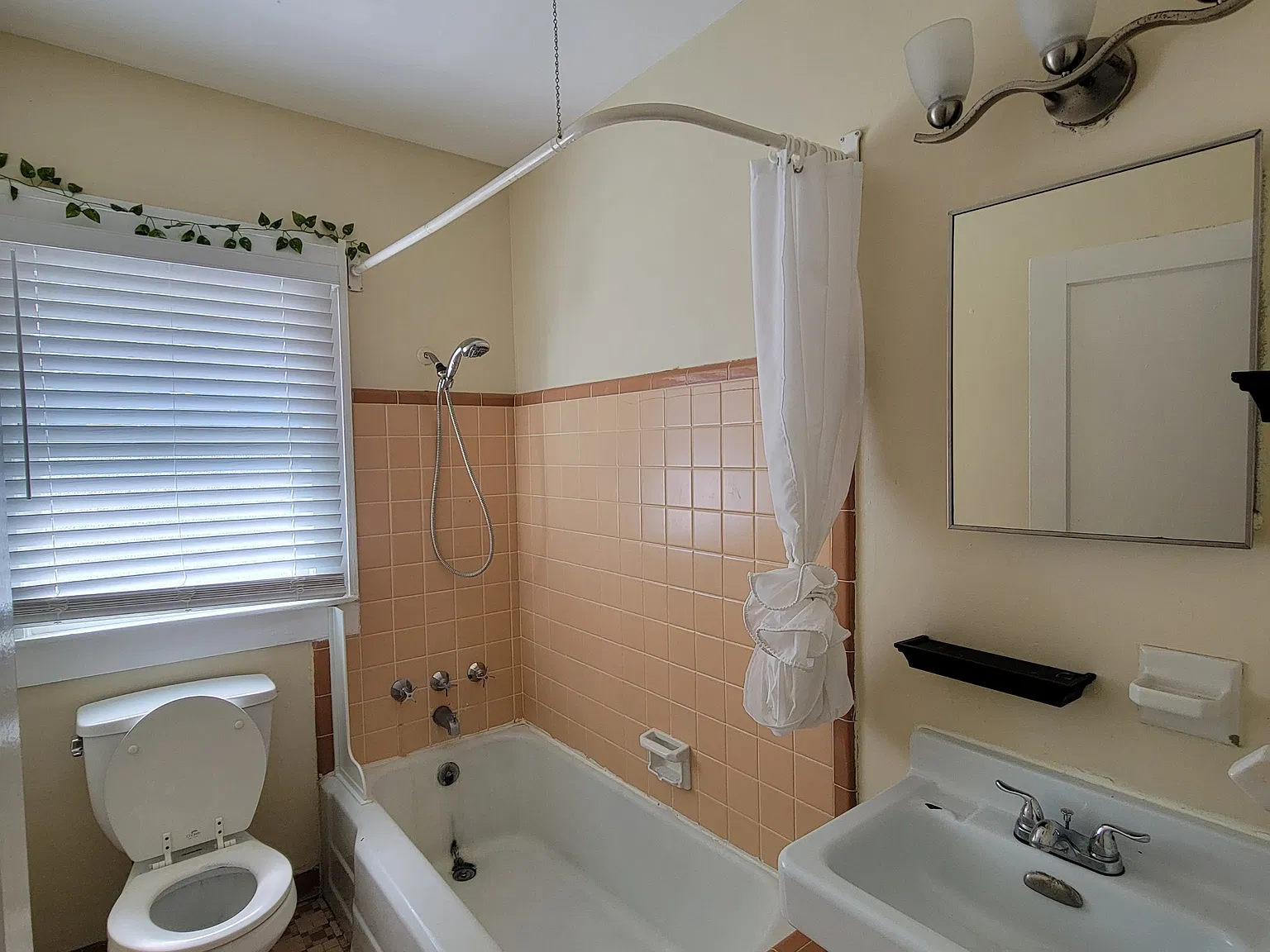1116 Highland St N — Photo 4