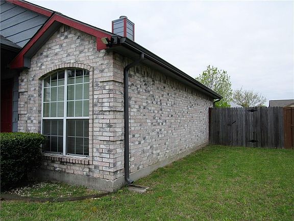 3rd image of 622 Bandera St