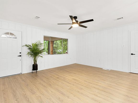 4th image of 919 3rd Ave SW