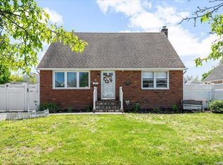 4 Laurie Dr, Farmingdale, NY 11735