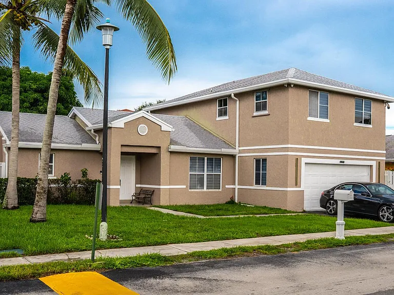 4060 SW 70th Ter — Photo 3