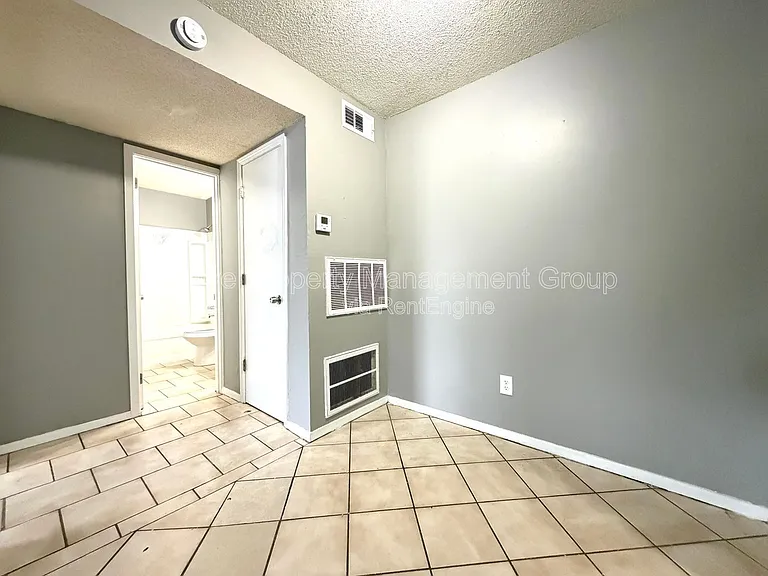 4651 Royal Ridge Dr #8 — Photo 6